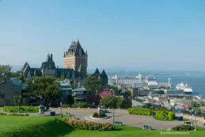 Vue panoramique de la ville de Québec depuis la terrasse Pierre-Dugua-De-Mons. On peut y voir le chateau Frontenac en arrière plan ainsi que le port de Québec.