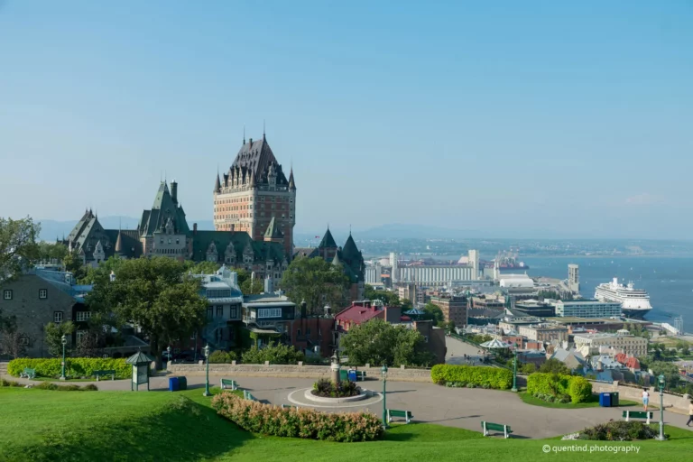 Vue panoramique de la ville de Québec depuis la terrasse Pierre-Dugua-De-Mons. On peut y voir le chateau Frontenac en arrière plan ainsi que le port de Québec.