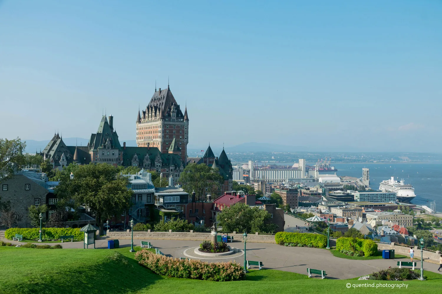 quebec-panorama-photographe-quentin Vue panoramique de la ville de Québec depuis la terrasse Pierre-Dugua-De-Mons. On peut y voir le chateau Frontenac en arrière plan ainsi que le port de Québec.