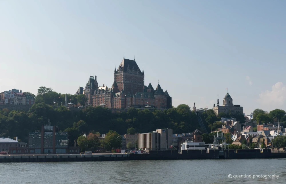 Image du château Frontenac depuis les rives du fleuve Saint-Laurent.