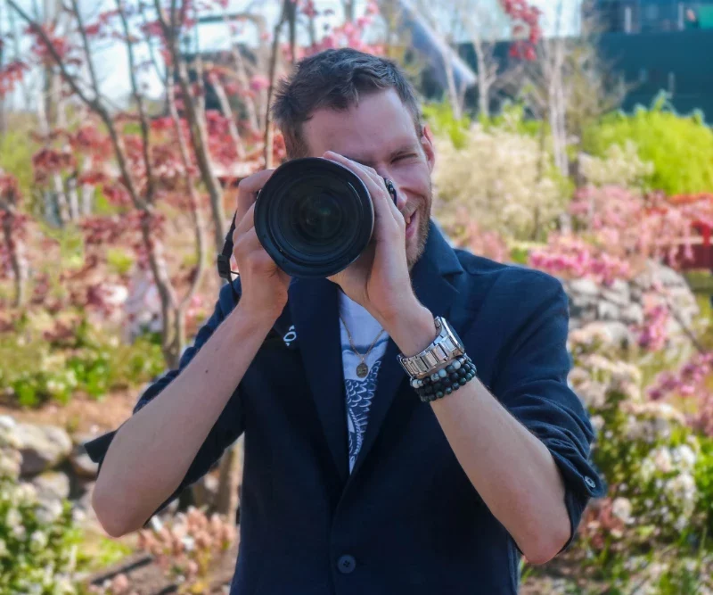 quentind photography qui prend une photo dans un décor fleurie